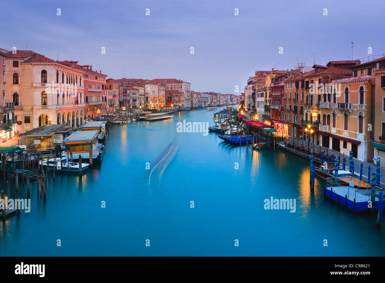 Sonnenaufgang in Venedig von der Rialto-Brücke mit Blick auf den Canal Grande Stockfoto