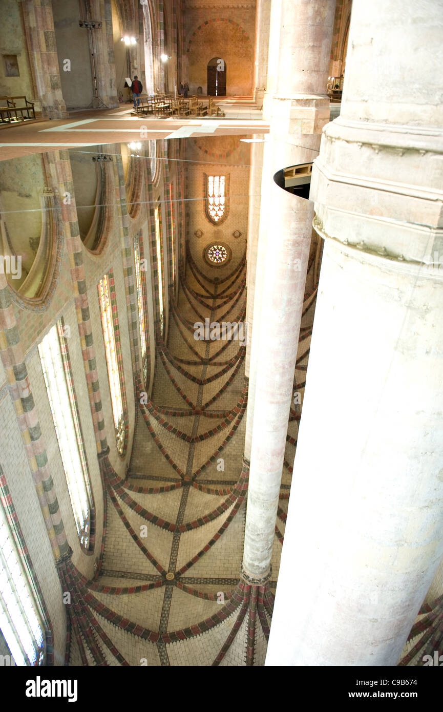 Spiegel können leicht zu bewundern, der hoch dekorierten Doppelzimmer Kirchenschiff und die Palmiof der Jakobiner-Kirche in Toulouse, Südwest-Frankreich Stockfoto