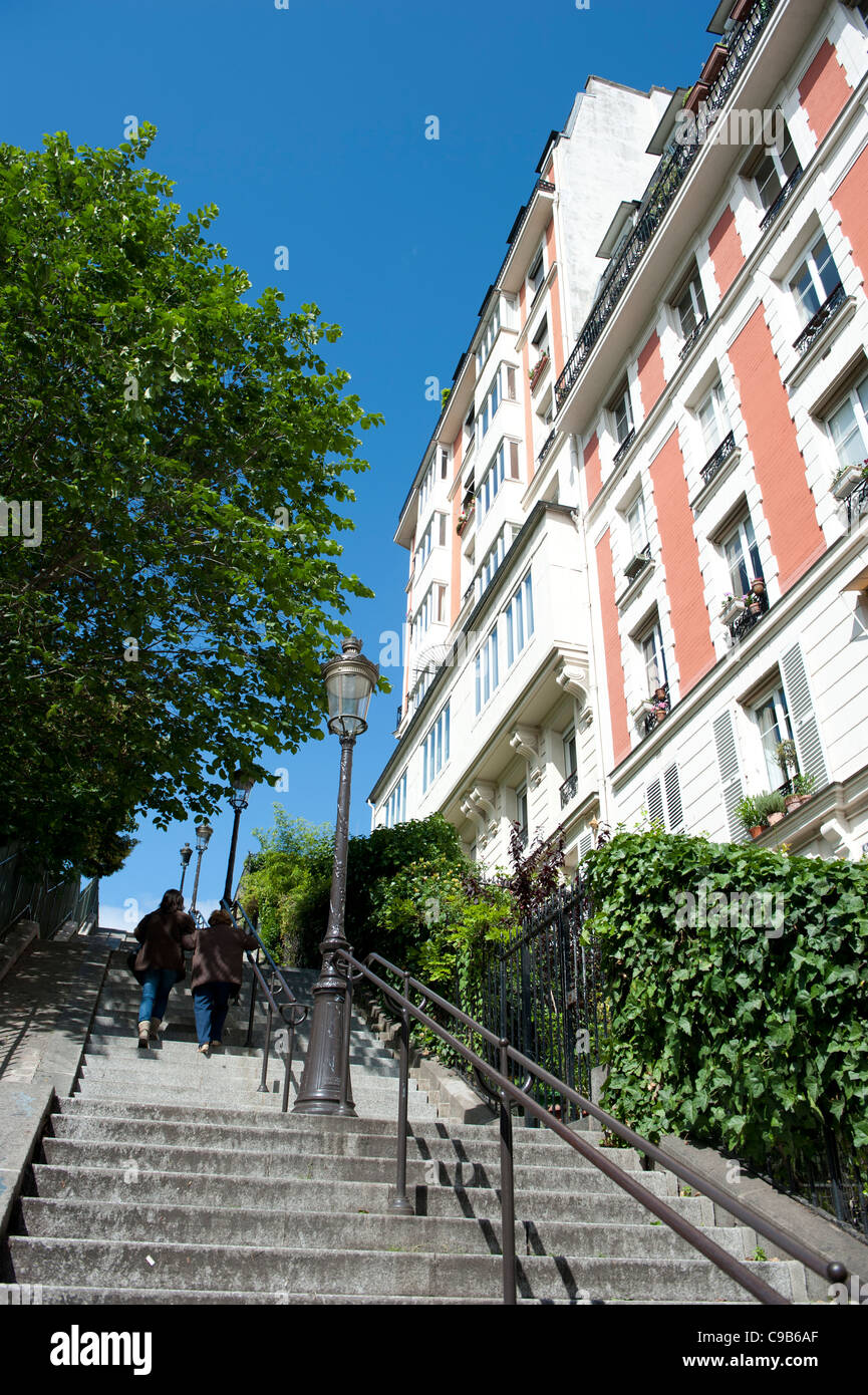 Treppen führen der Butte de Montmartre Vergangenheit Häuser aus der Wende des 19./20. Jahrhunderts, Paris, Frankreich Stockfoto