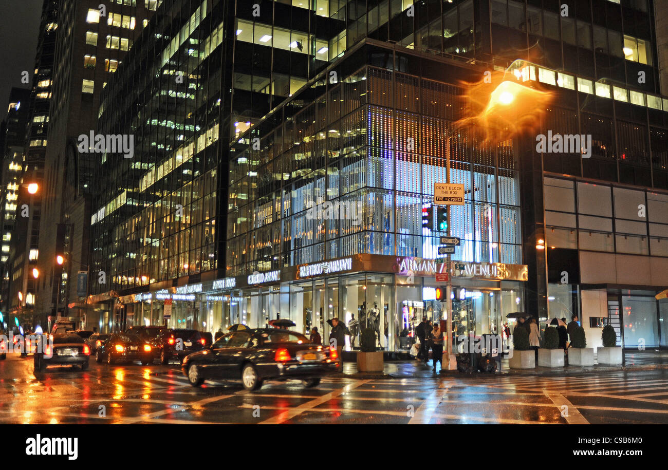 Weihnachts-shopping bei der Armani speichern Midtown Manhattan New York NYC USA Amerika Stockfoto