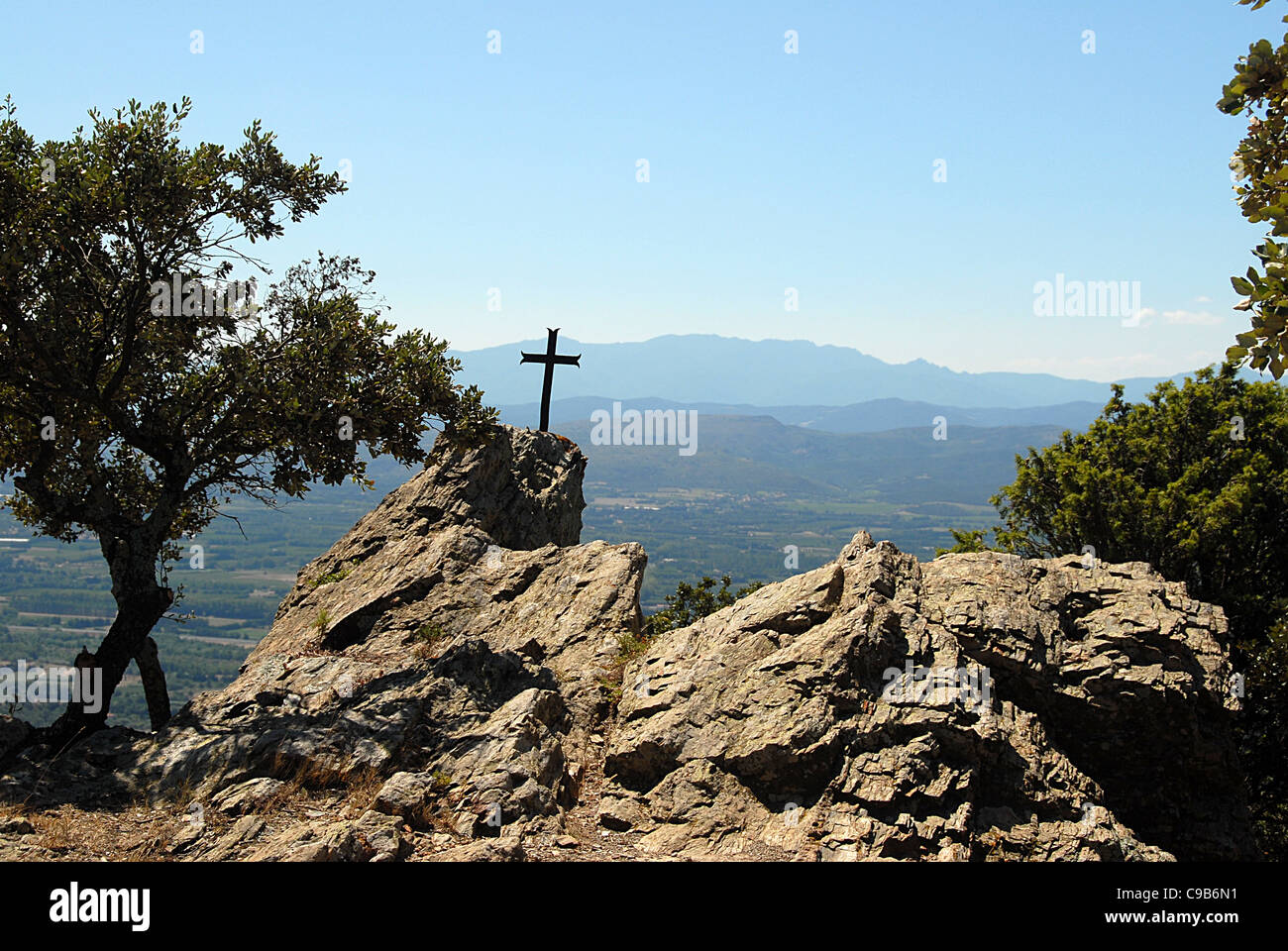 Kreuz auf dem Hügel von der Ermitage Força Real in Languedoc-Roussillon Stockfoto