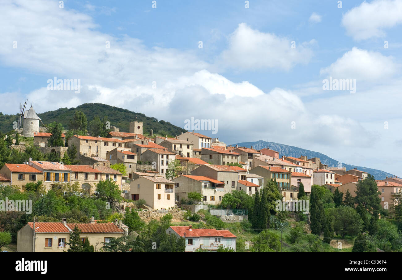 Cucugnan in den Corbières Hügeln des Pays Cathare war durch Alphonse Daudets "Briefe aus meiner Mühle" berühmt gemacht. Stockfoto