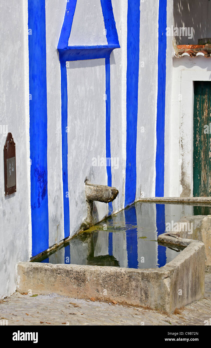 Wasser-Brunnen mit einem reflektierenden Pool in dem mittelalterlichen Dorf Obidos Stockfoto