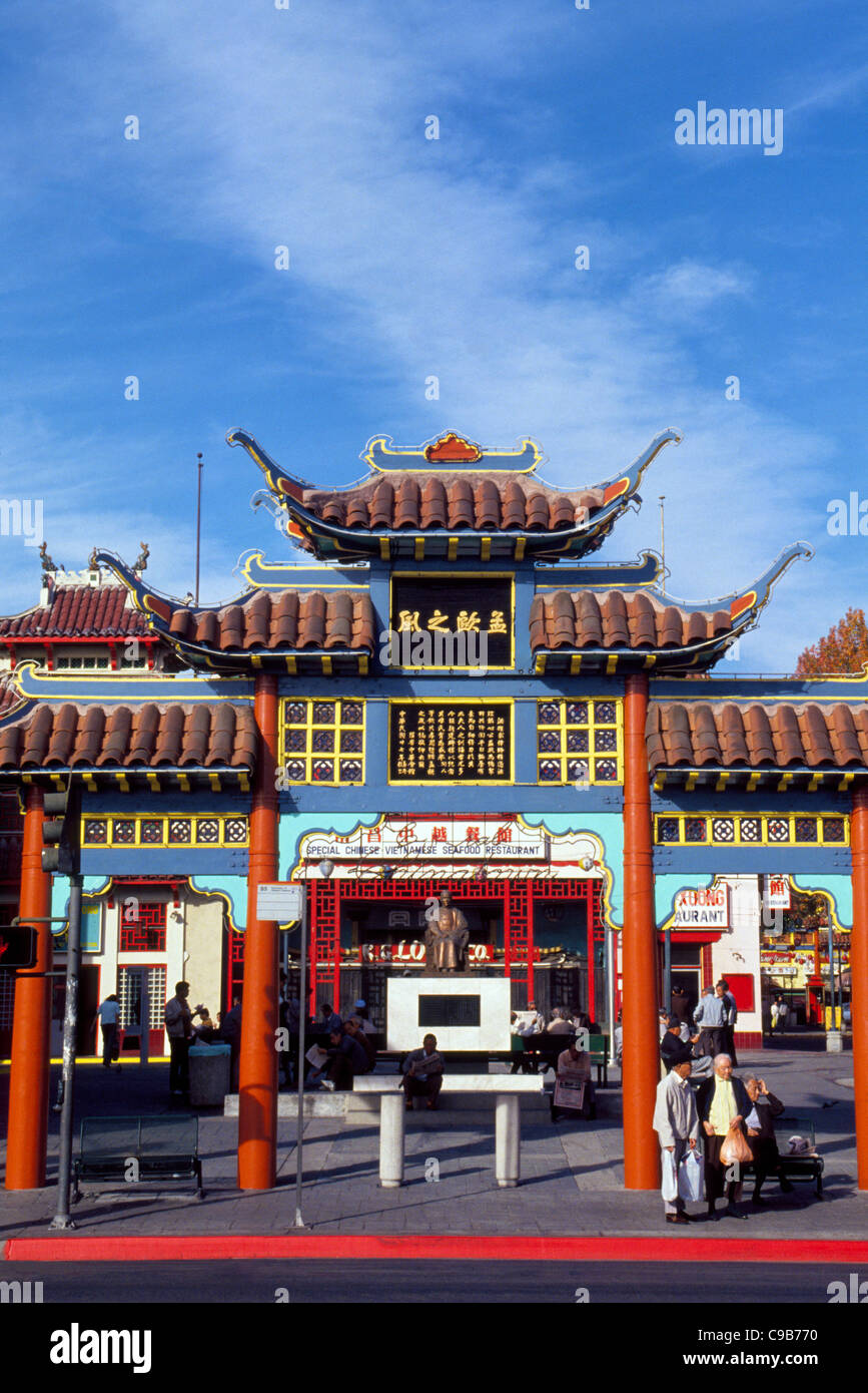 Ein buntes chinesische Tor markiert den Eingang zum zentralen Plaza von Chinatown und Dr. Sun Yat-Sen-Denkmal in der Innenstadt von Los Angeles, Kalifornien, USA. Stockfoto