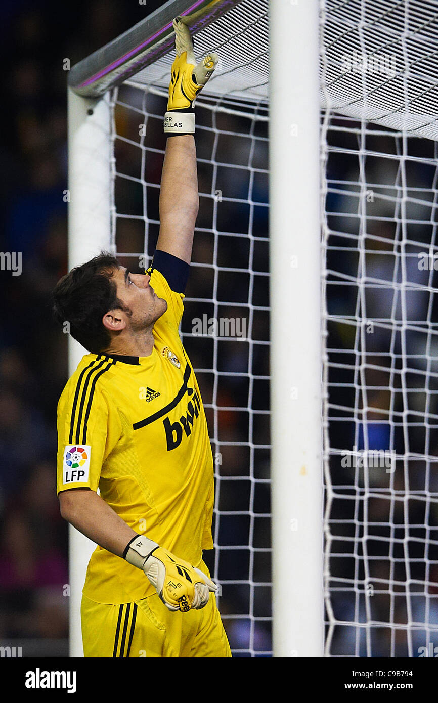 19.11.2011 Valencia, Spanien. Torhüter Iker Casillas von Real Madrid prüft die Höhe von der Querlatte während der La Liga-Spiel gegen Valencia im Mestalla-Stadion in Valencia, Spanien. Stockfoto