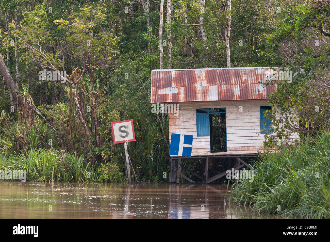 Leere indonesische Polizei Hütte am Fluss Sekonyer nähert sich Camp Leakey. Querformat mit Textfreiraum. Stockfoto