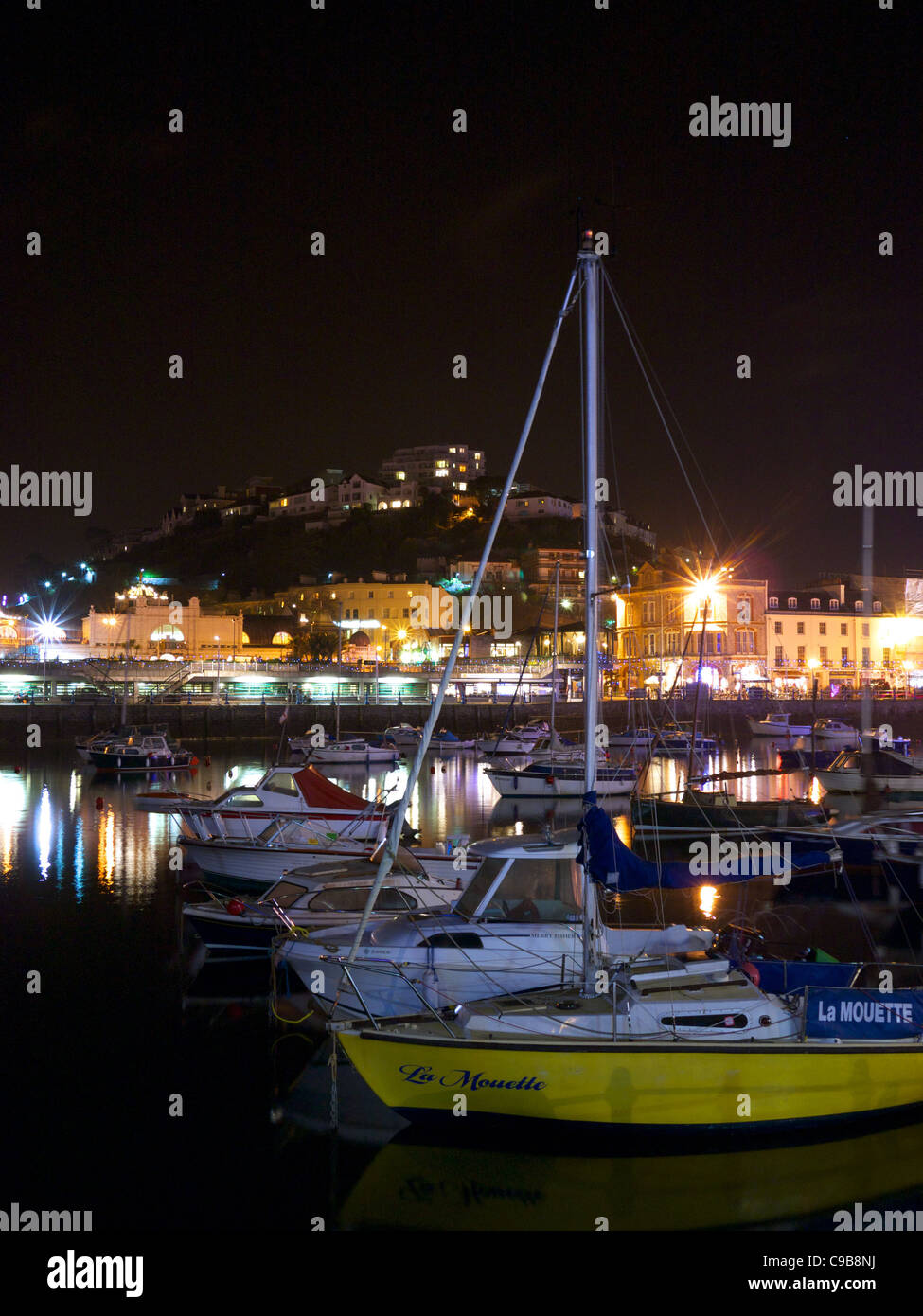 Torquay Innenhafen bei Nacht. Stockfoto