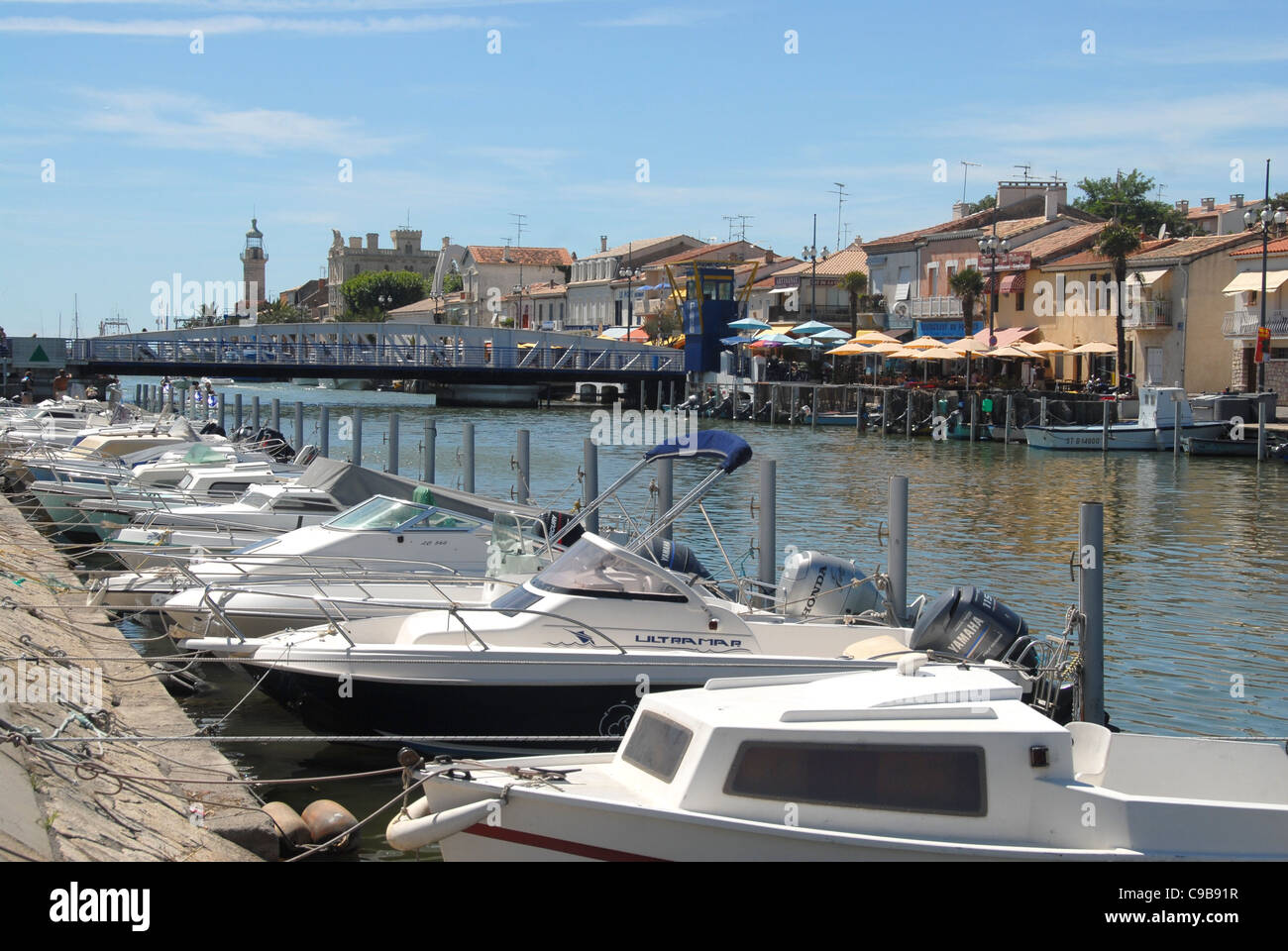 Boote auf dem kanalisierten Fluss Vidourle im mediterranen Holiday resort Le Grau du Roi in der Camargue, Languedoc-Roussillon Stockfoto