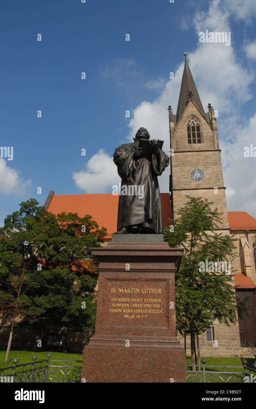 Statue des Deutschen Reformator Martin Luther vor Kaufmann Kirche in Wut Platz in Erfurt, Thüringen, Deutschland Stockfoto