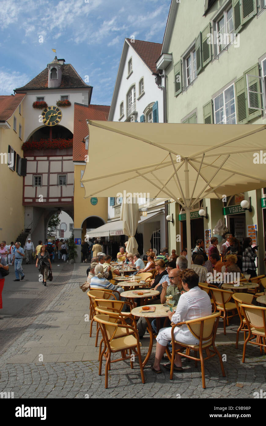 Outddor Restaurants Terrasse in der unteren Stadt Meersburg am Bodensee, Baden-Württemberg, Deutschland, Stockfoto