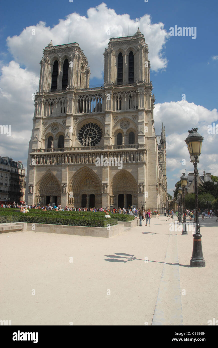 Westfassade und Türme der Kathedrale Notre-Dame auf der Île De La Cité in Paris, Frankreich Stockfoto