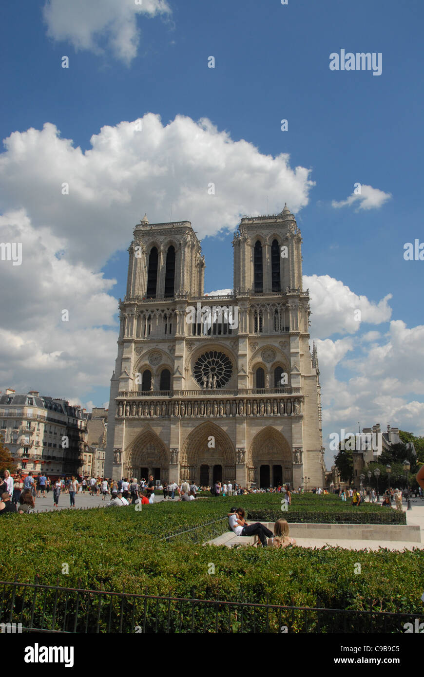 Westfassade und Türme der Kathedrale Notre-Dame auf der Île De La Cité in Paris, Frankreich Stockfoto