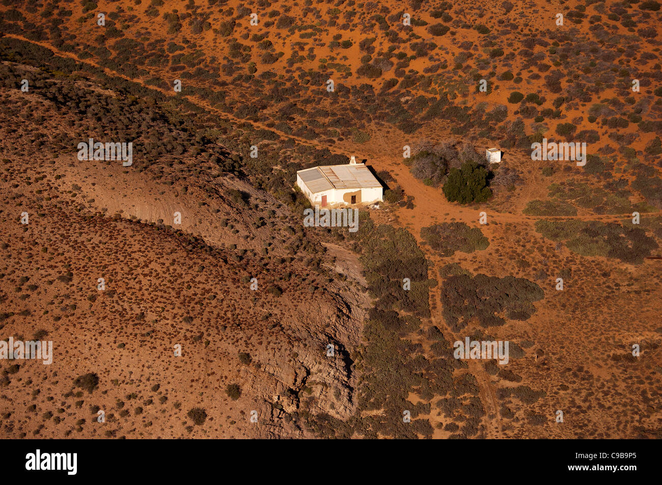 Vogelperspektive eines kleinen Bauernhaus genommen in der abgelegenen Region für aride Namaqualand in Südafrika, an der Westküste gelegen. Stockfoto