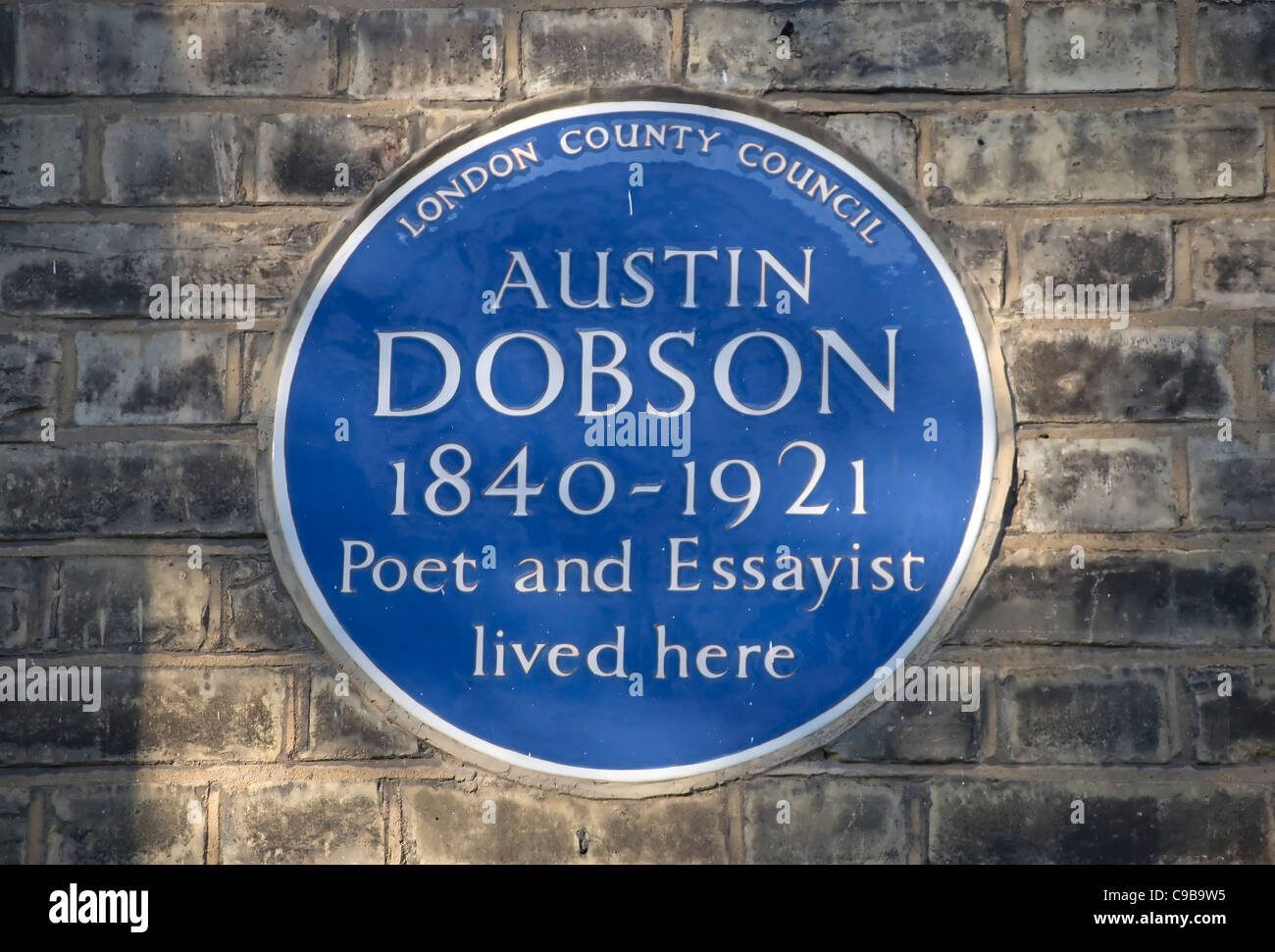 London Grafschaftsrat blaue Plakette markiert eine Heimat der Dichter und Essayist Austin Dobson, Kensington, London, England Stockfoto