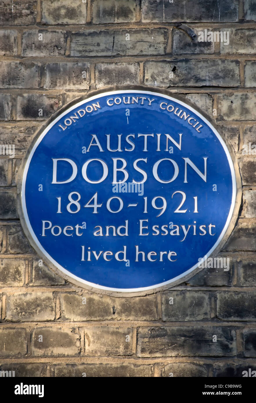 London Grafschaftsrat blaue Plakette markiert eine Heimat der Dichter und Essayist Austin Dobson, Kensington, London, England Stockfoto