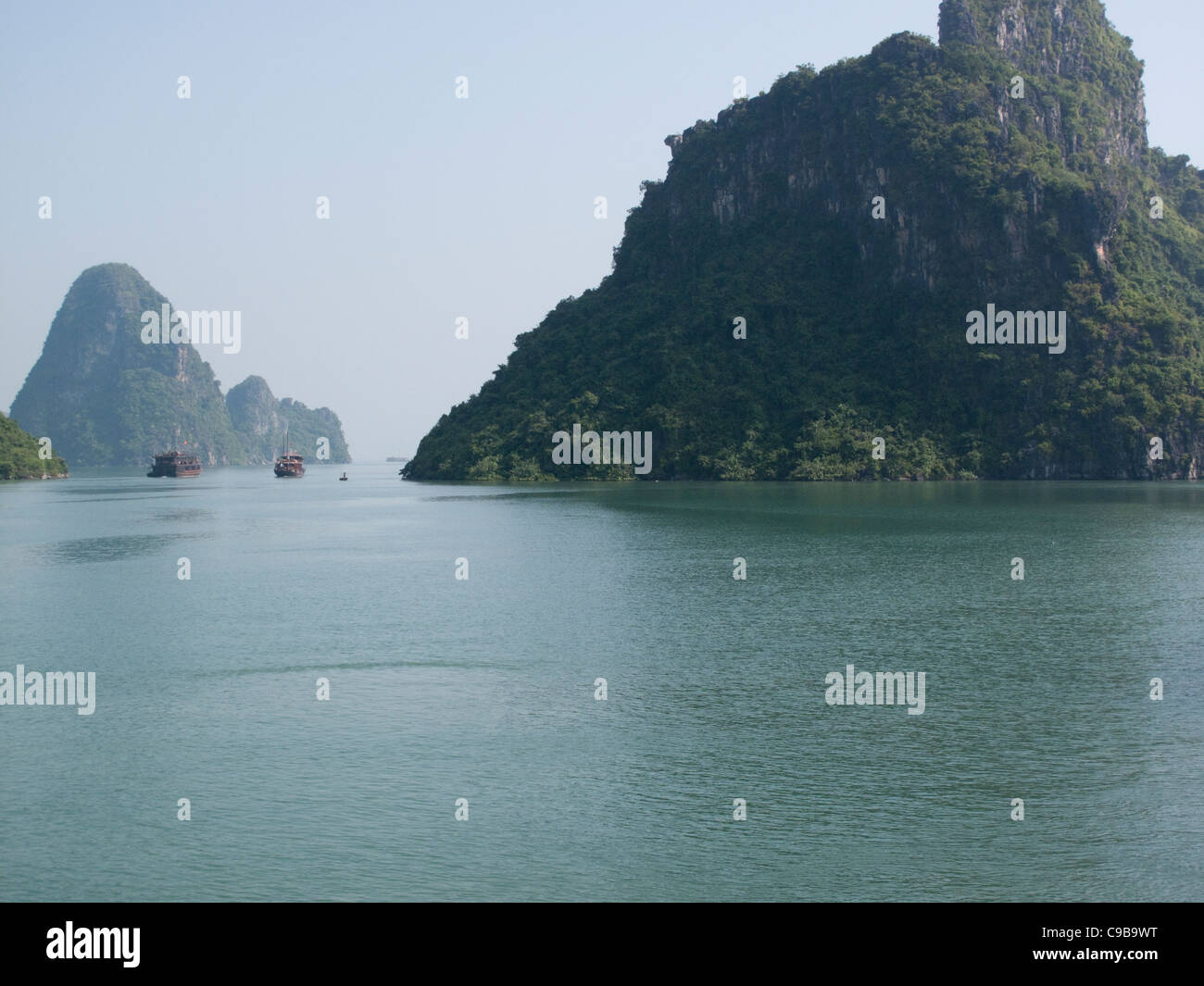 Halong Bay Felsformationen in der South China Sea, Vietnam Stockfoto
