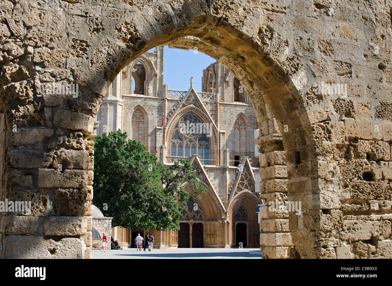 St. Nikolaus-Kathedrale in Famagusta nun als Lala Mustafa Pasa Moschee gesehen durch den Bogen des verfallenen venezianischen Palastes verwendet Stockfoto