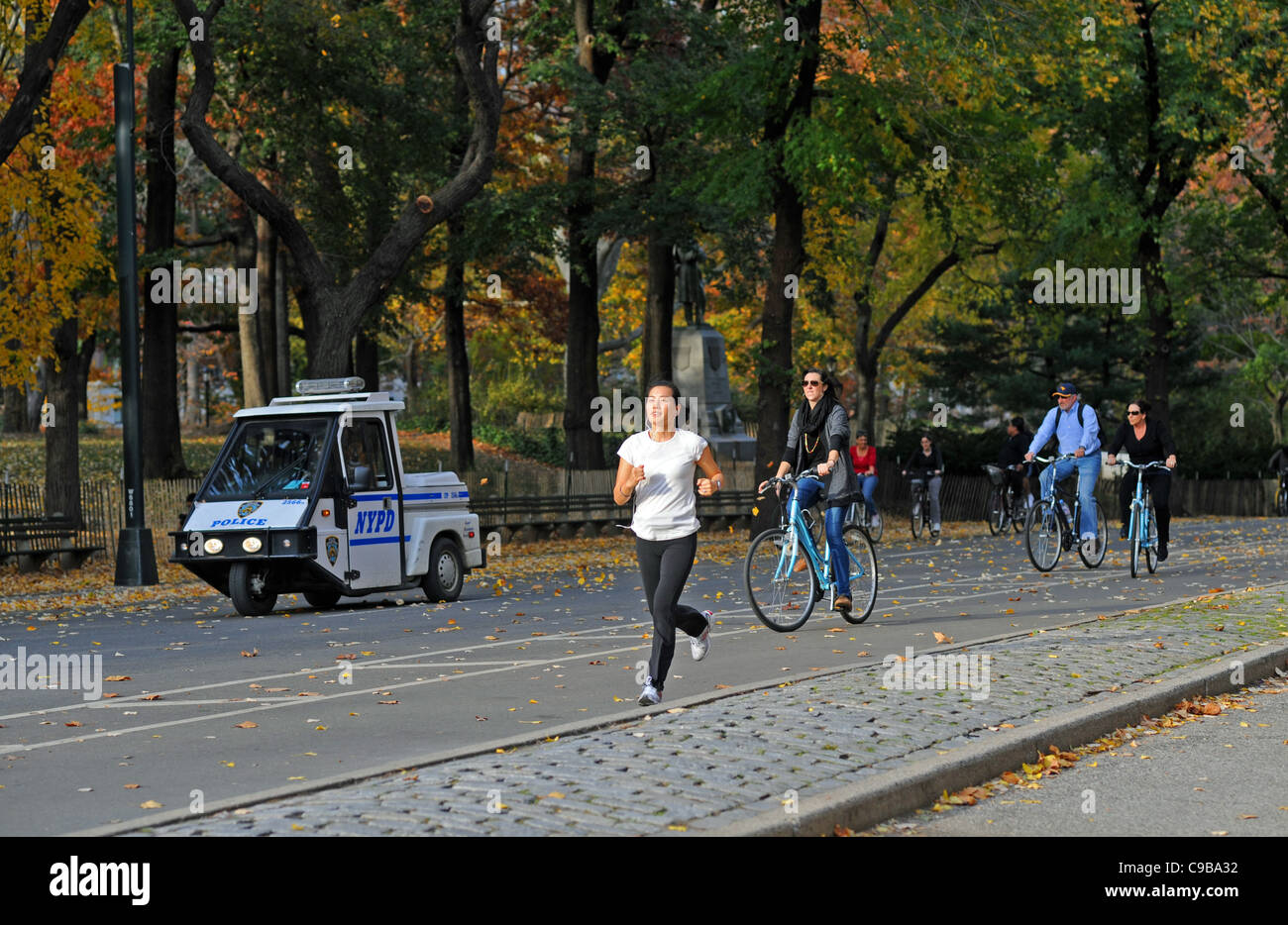 Ein NYPD New York Police Department Fahrzeug Radfahrer und Jogger in Central Park Manhattan New York NYC USA Amerika Stockfoto