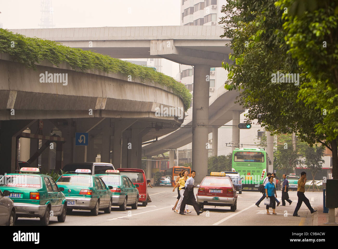 GUANGZHOU, Provinz GUANGDONG, CHINA - Straßenszene mit Verkehr und Hochstraßen in Stadt Guangzhou. Stockfoto