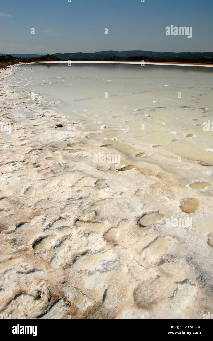Salzsee in den Parc naturel régional de la Narbonnaise en Méditerranée in der Aude, Roussillon, Frankreich Stockfoto