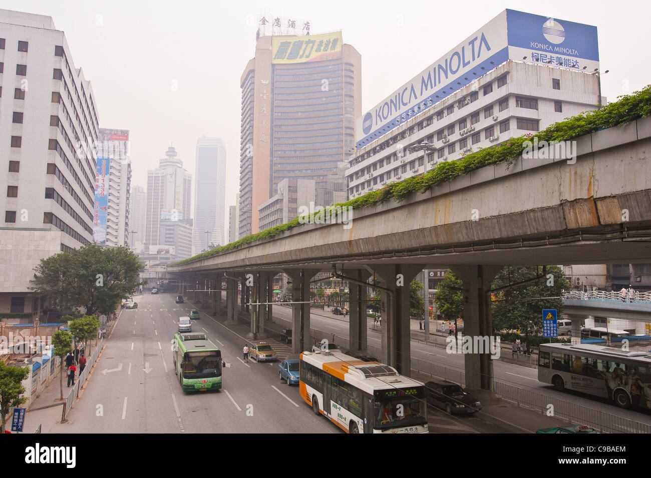 GUANGZHOU, Provinz GUANGDONG, CHINA - Verkehr und Hochstraßen, in der Stadt Guangzhou. Stockfoto