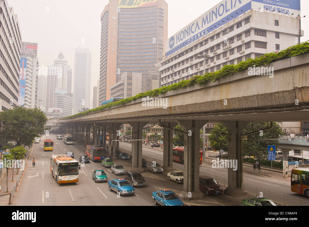 GUANGZHOU, Provinz GUANGDONG, CHINA - Verkehr und Hochstraßen, in der Stadt Guangzhou. Stockfoto