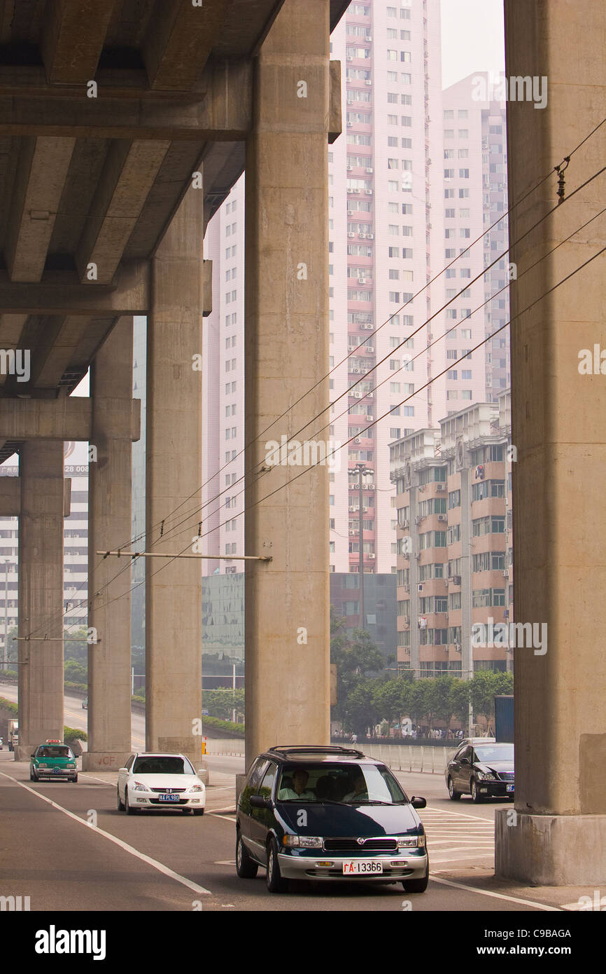 GUANGZHOU, Provinz GUANGDONG, CHINA - Autos auf der Straße unter der Hochstraße, in der Stadt Guangzhou. Stockfoto