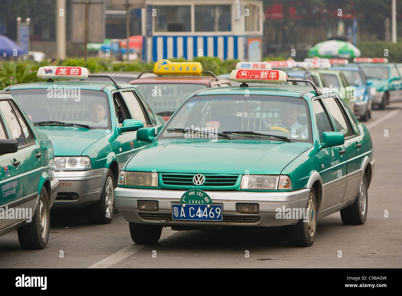 GUANGZHOU, Provinz GUANGDONG, CHINA - Taxis am Bahnhof in der Stadt Guangzhou Line-up. Stockfoto