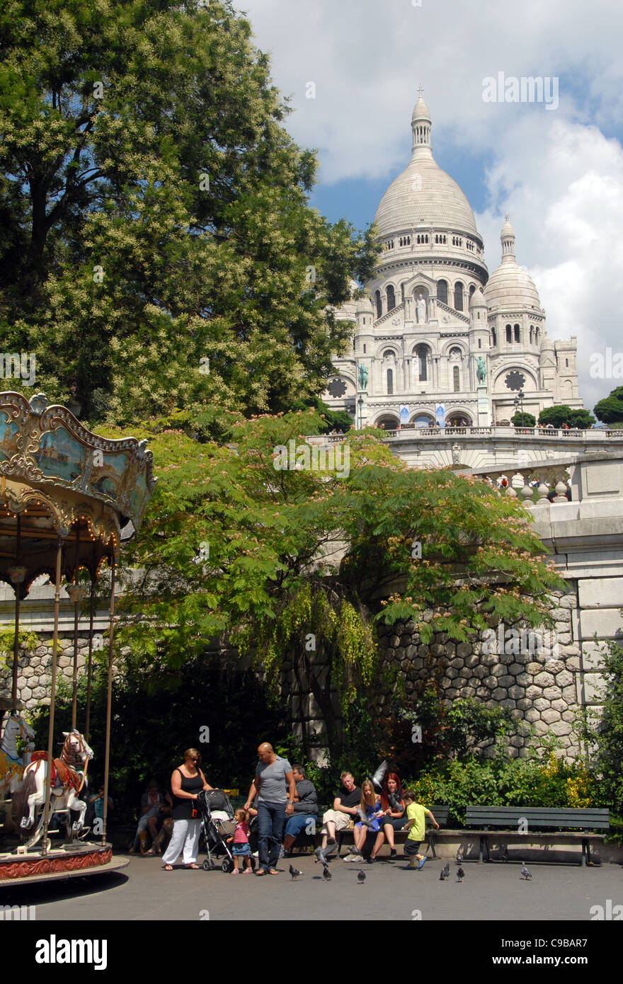 Basilika Sacré-Coeur und Karussell auf der Butte Montmartre in Paris, Frankreich Stockfoto