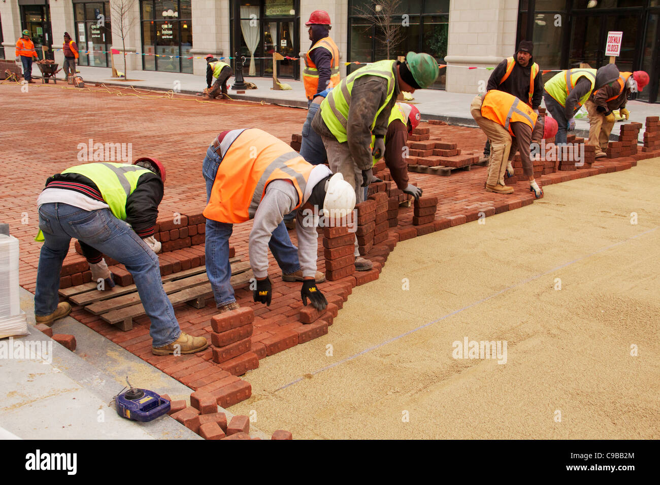 Bauarbeiter legen Ziegelsteine zu ebnen, während Marion Street-Wiederaufbau-Projekt Stockfoto