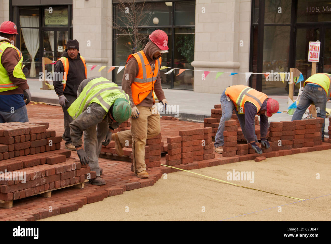 Bauarbeiter legen Ziegelsteine zu ebnen, während Marion Street-Wiederaufbau-Projekt Stockfoto