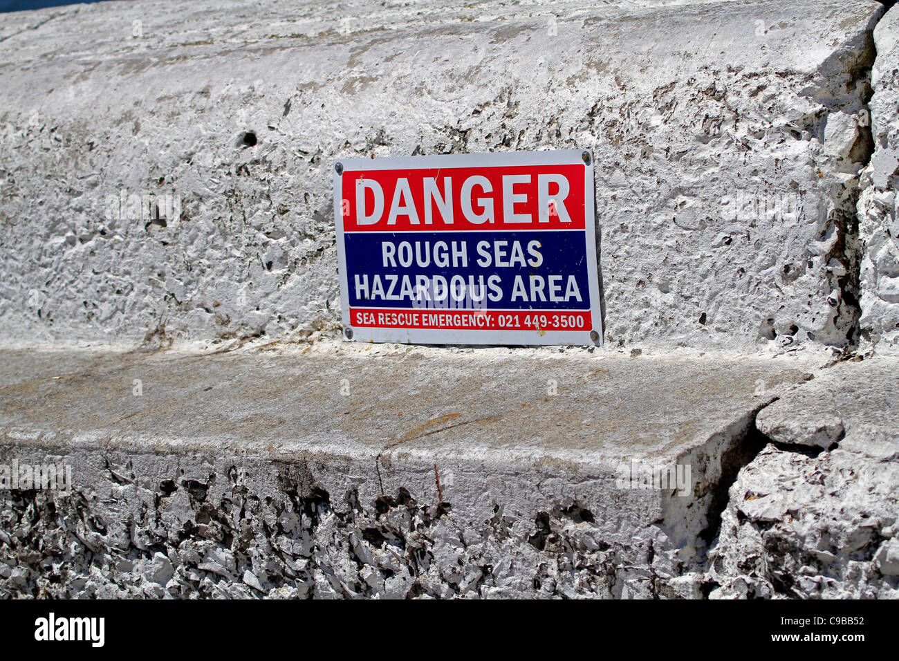 Warnschild am Pier in Kalk Bay Hafen. Stockfoto