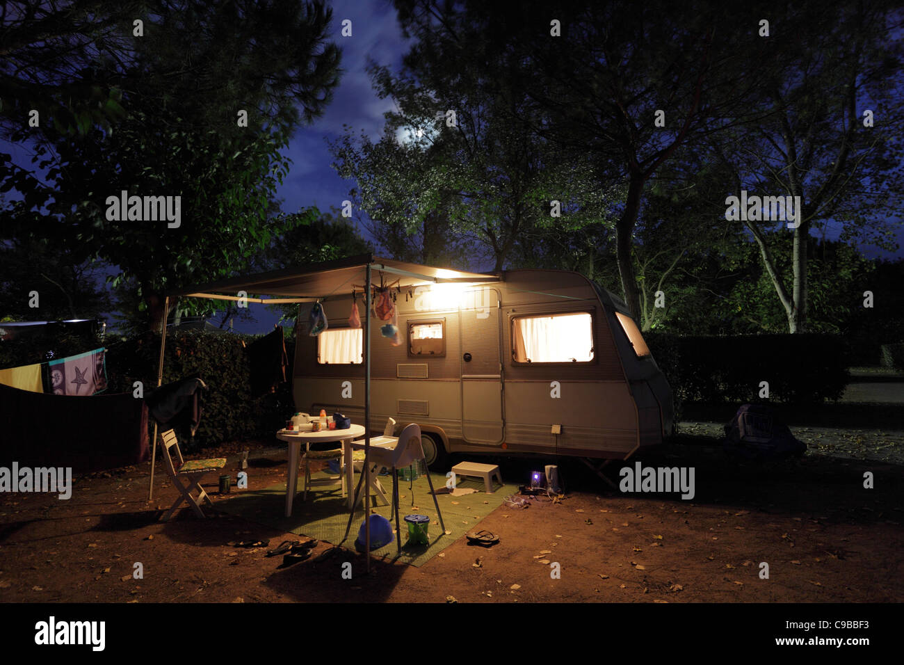 Europäischen Mobilheim auf einem Campingplatz in der Nacht Stockfoto
