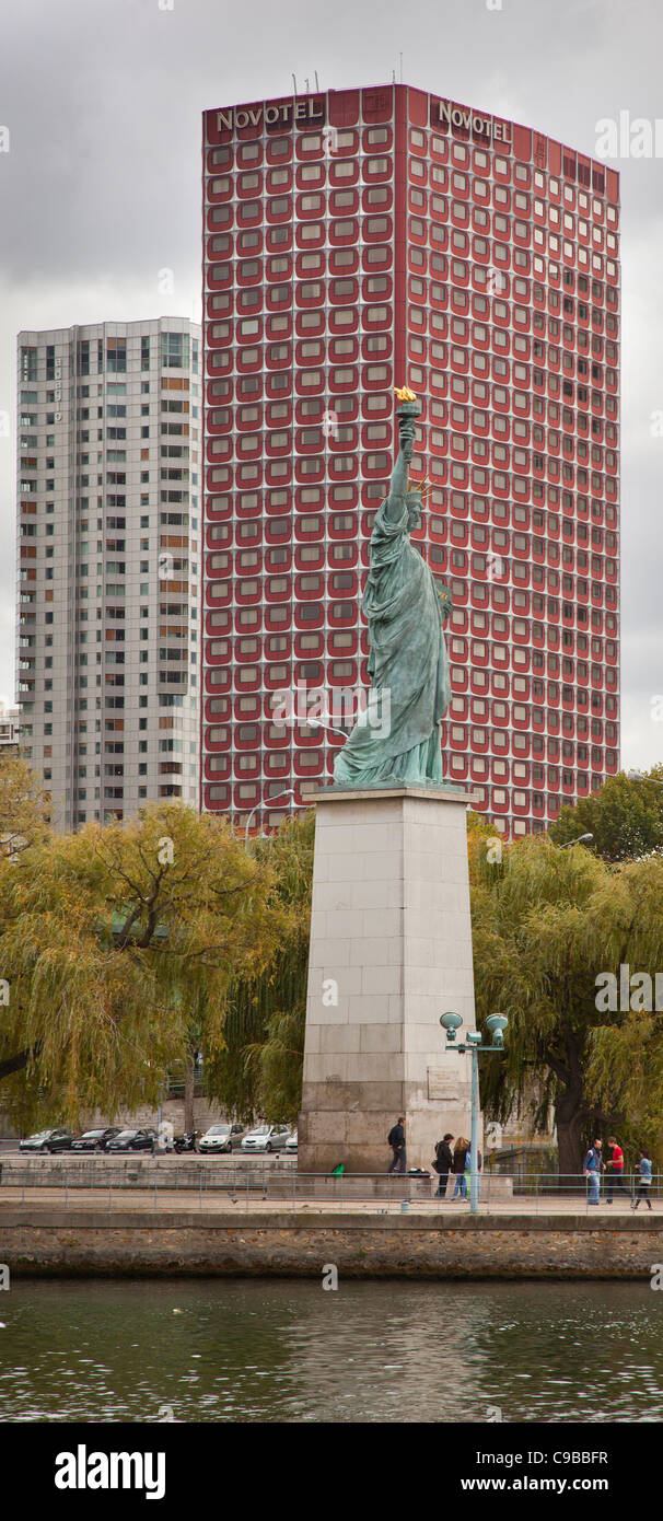 Die Statue der Freiheit Replik, Pont de Grenelle, Paris Stockfoto