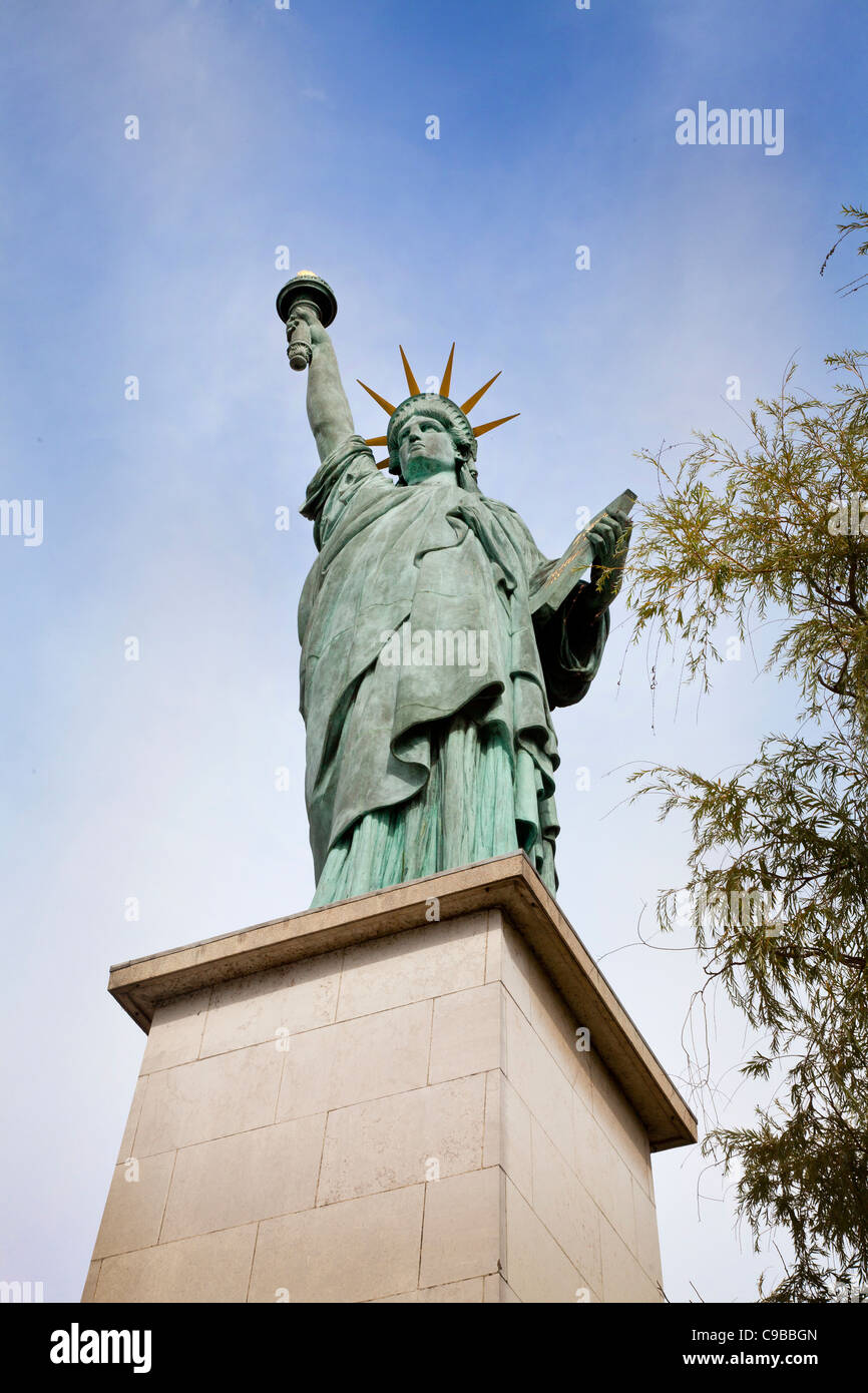 Die Statue der Freiheit Replik, Pont de Grenelle, Paris Stockfoto