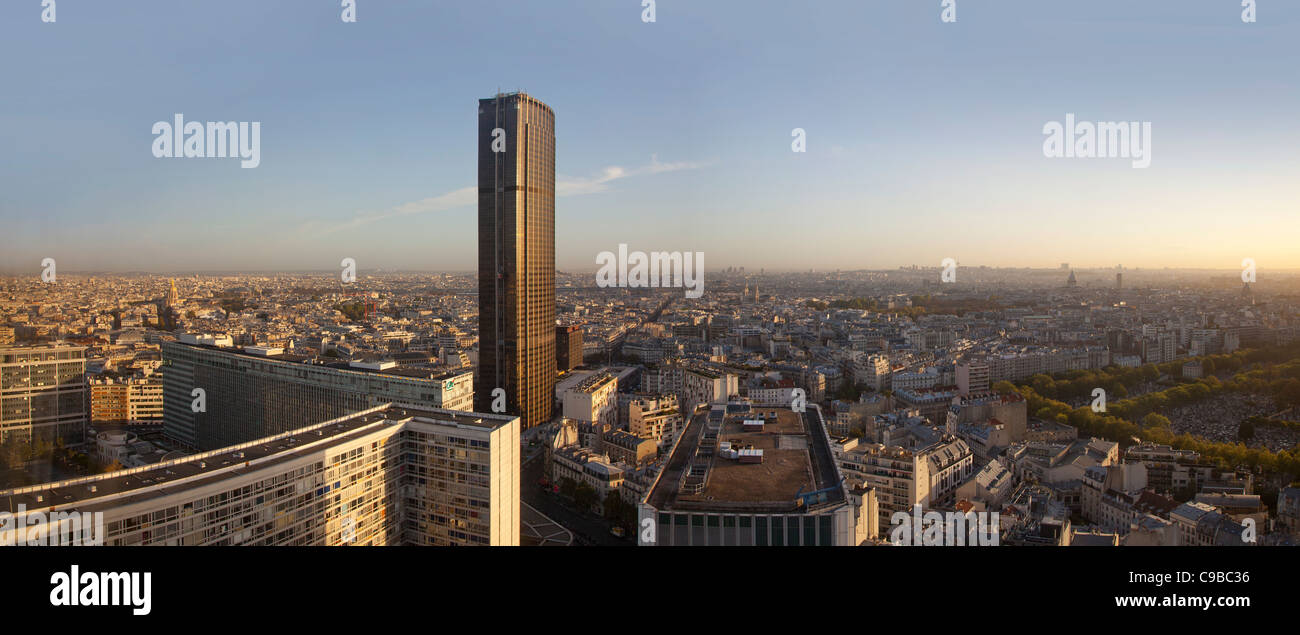 Panorama zeigt den Montparnasse-Turm in der Morgendämmerung, der höchste Wolkenkratzer in Paris, Frankreich Stockfoto