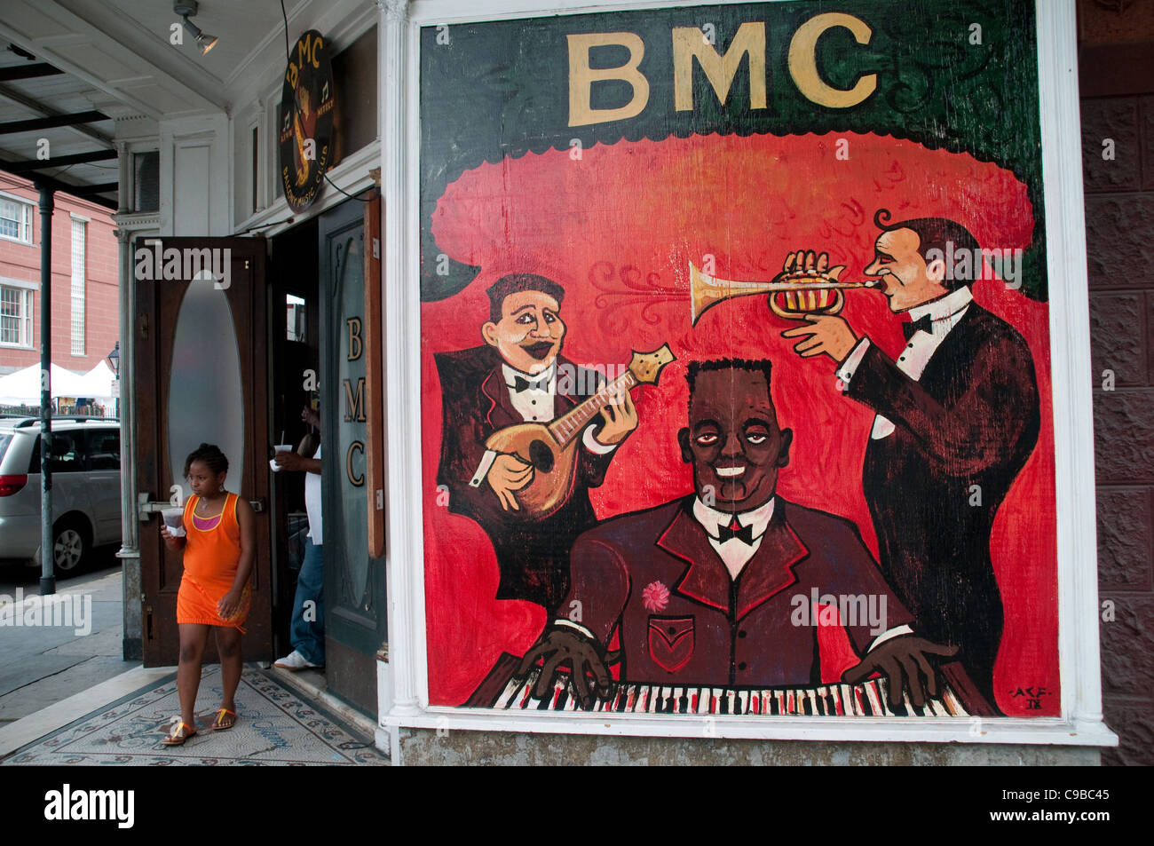 Der Außeneingang zum Balcony Music Club, einem beliebten Veranstaltungsort für Live-Musik am Rande des French Quarter in New Orleans, Louisiana, USA Stockfoto