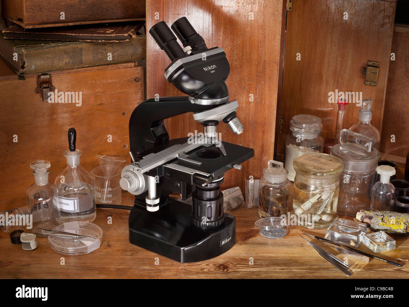 Naturalistische Mikroskop Labor mit Vintage Nikon Compound Reagenzgläser Petrischale Exemplare Objektträger Stockfoto