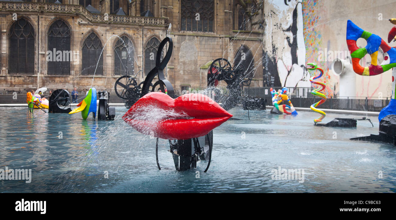 Die Stravinski Brunnen neben St-Eustache Kirche in Les Halles, Paris, Frankreich Stockfoto