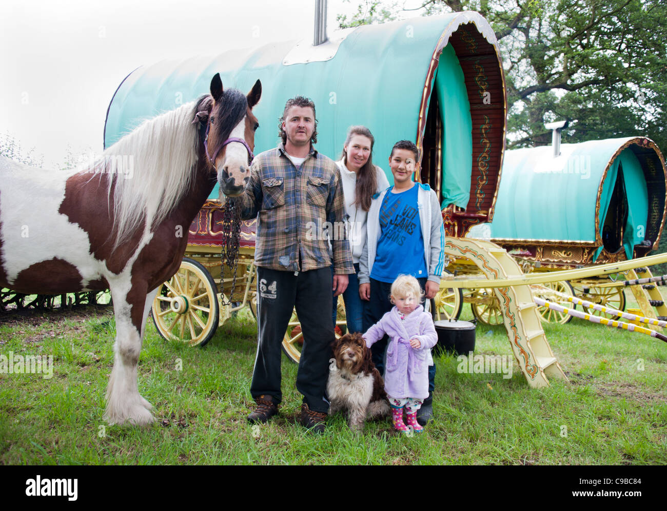 Roma Reisende Familie mit Wohnwagen, Hund und Pferd Stockfoto