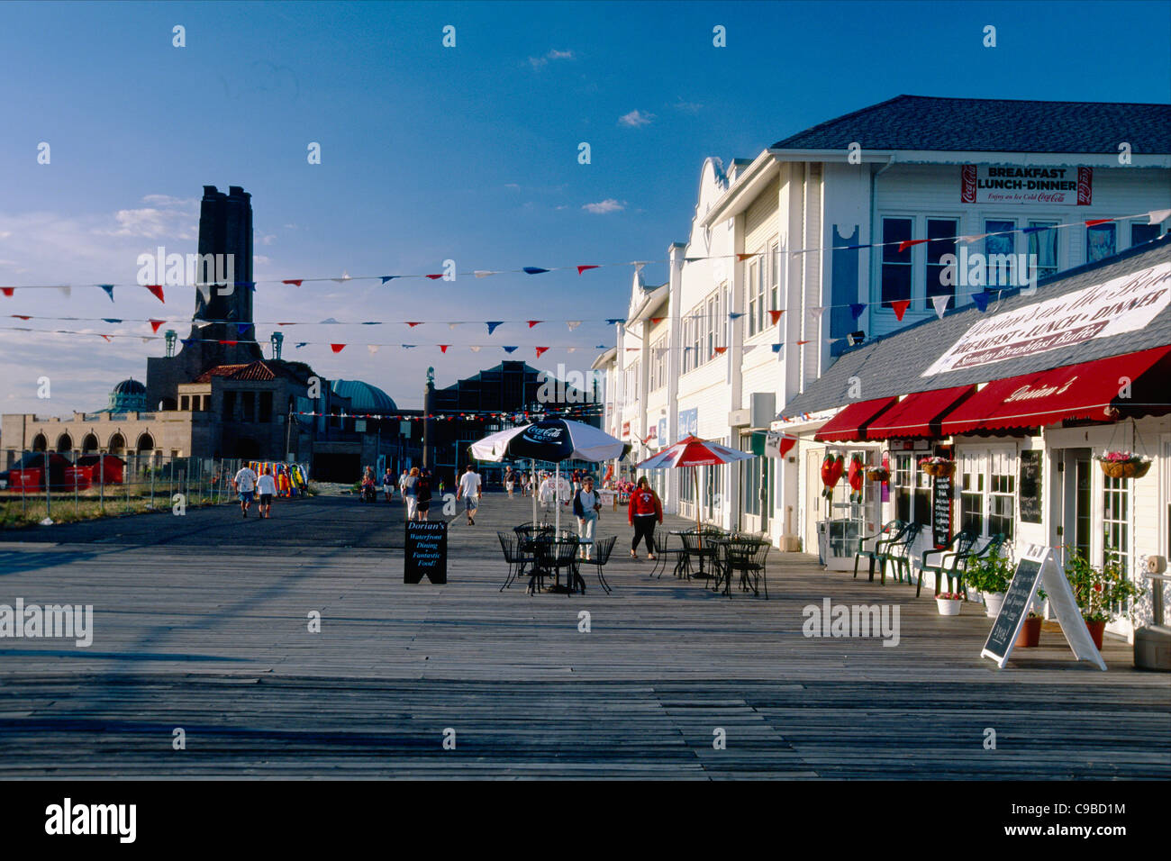 Promenade in Ocean Grove mit dem Asbury Park Casino Gebäude im Hintergrund, New Jersey Stockfoto