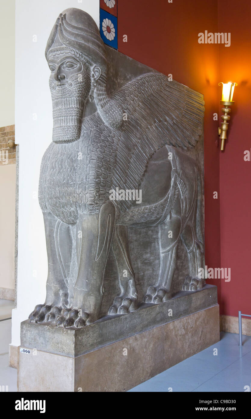 Ein assyrischer Lamassu oder geflügelten Stier, Pergamon Museum, Berlin Deutschland Stockfoto