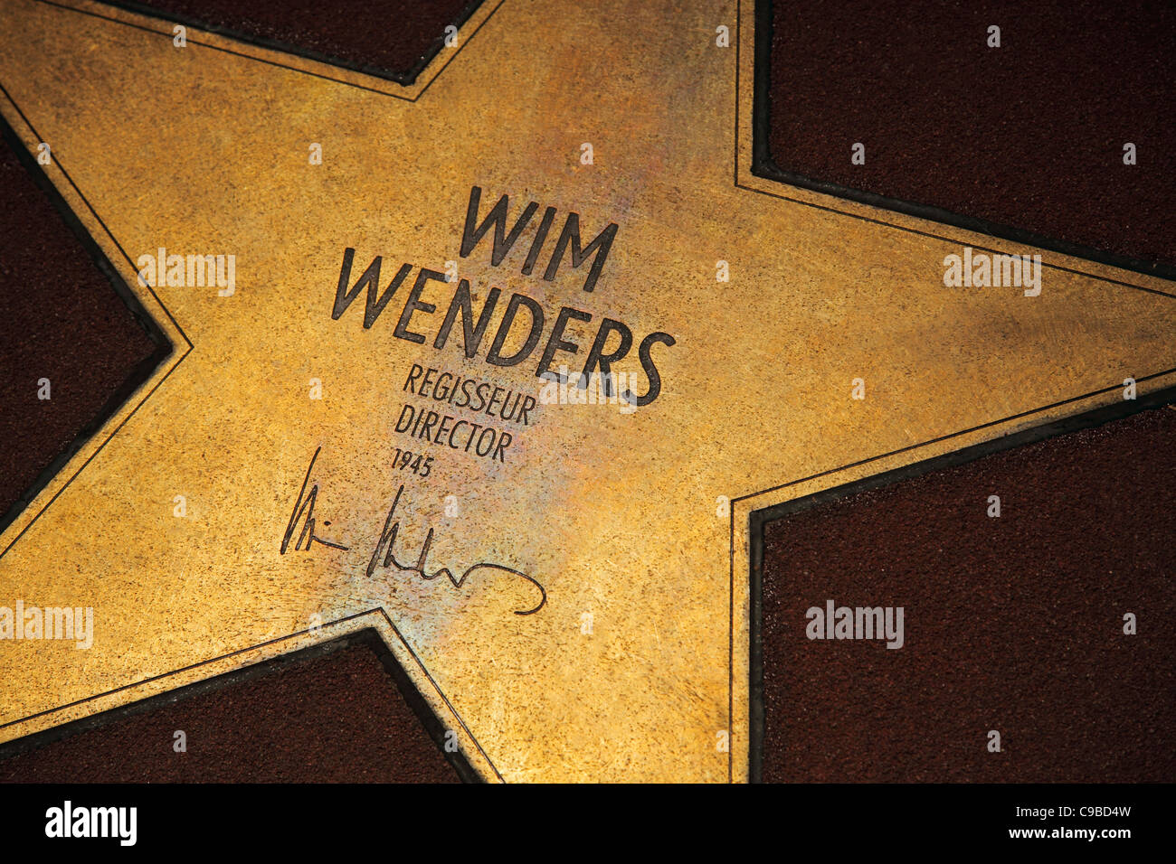 Stern für Wim Wenders auf dem Boulevard der Stars am Potsdamer Platz in Berlin; Wim Wenders Stern Auf Dem Boulevard der Sterne Stockfoto