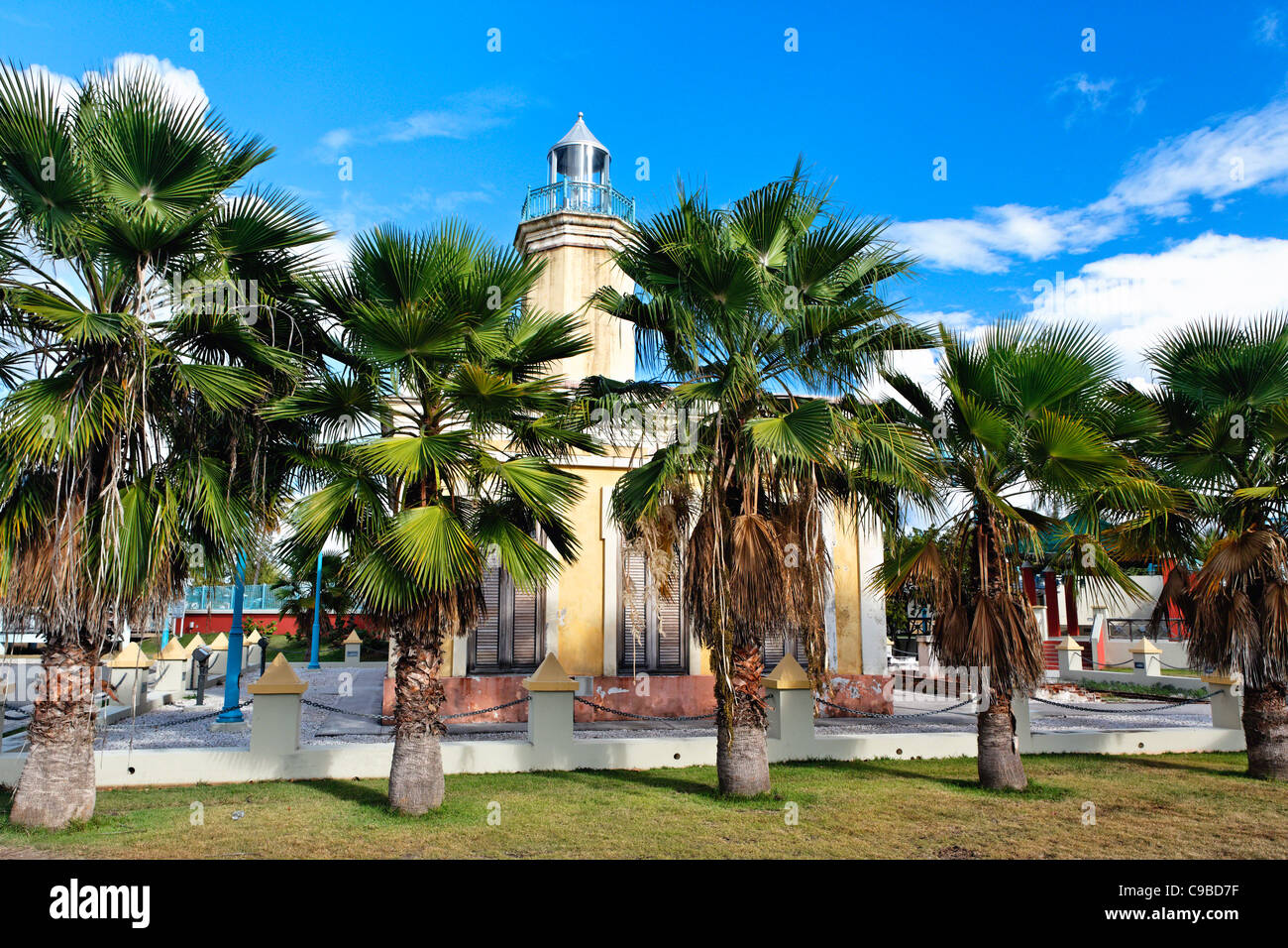 Leuchtturm, umgeben von Palmen, Punkt Figuras Leuchtturm, Arroyo, Puerto Rico Stockfoto