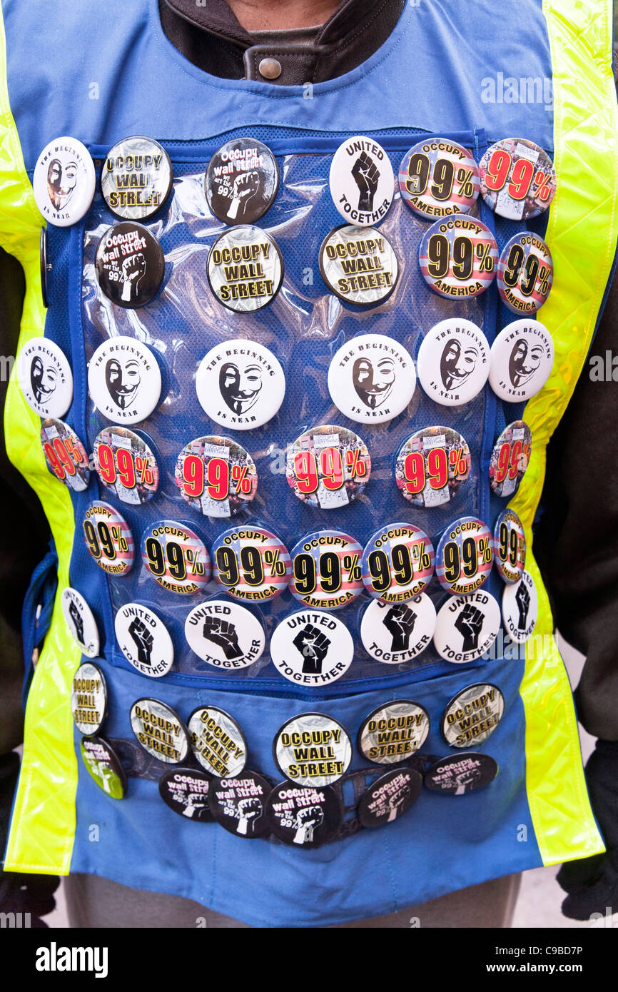 Mann trägt Weste bedeckt mit Occupy Wall Street Tasten zum Verkauf zugunsten die Bewegung Zuccotti Park 18. November 2011 NYC Stockfoto