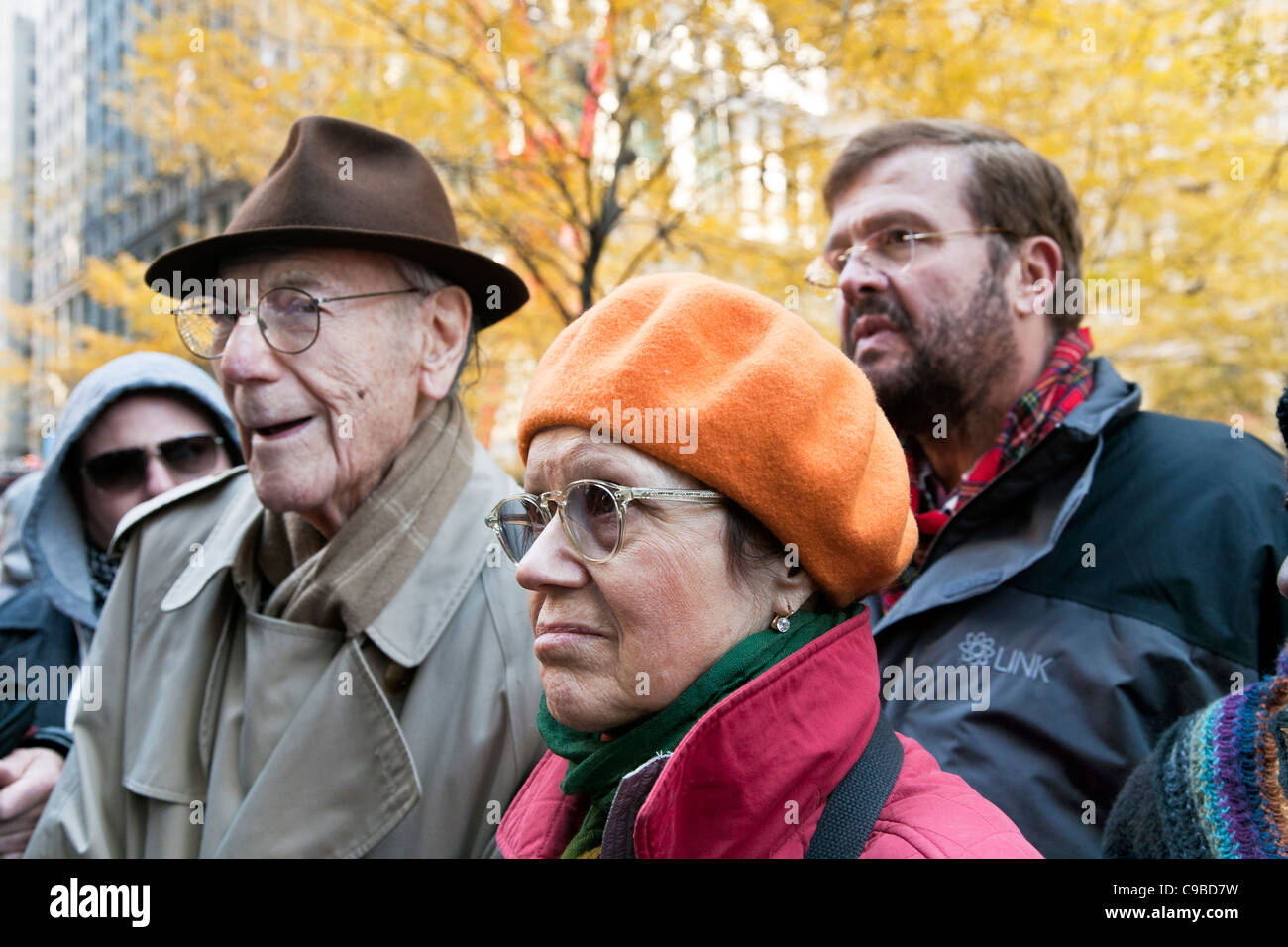 Seniorinnen und Senioren gehören zu der Gruppe Teilnahme an ernsthafte Occupy Wall Street-Think-Tank-Diskussion 19. November 2011 Zuccotti Park NYC Stockfoto