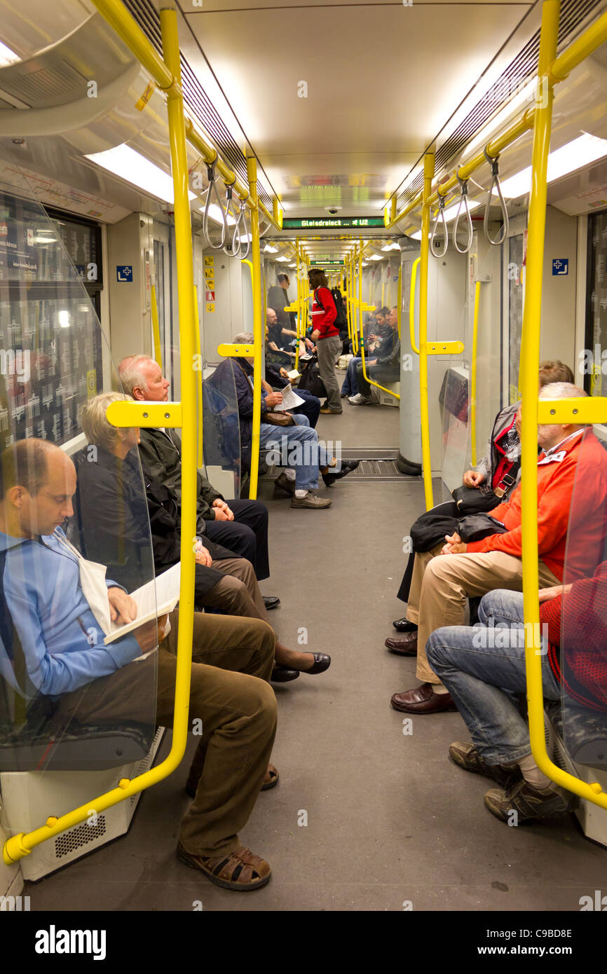 Passagiere auf U Bahn Zug, Berlin, Deutschland Stockfoto