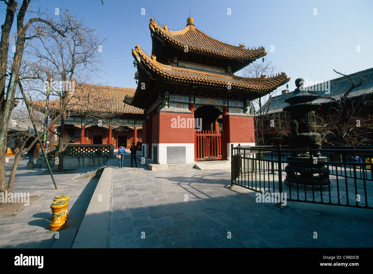 Bronze-Weihrauch-Brenner vor der Stele Pavillon, Lama-Tempel, Peking, China Stockfoto