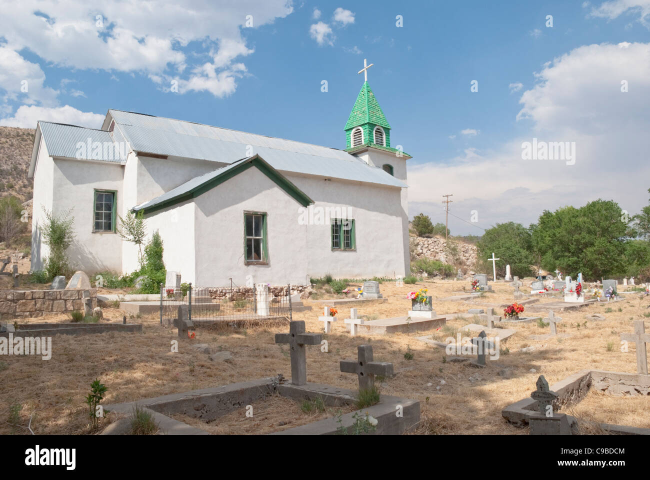 Die Kirche von San Patricio mit der grüne Turm befindet sich im wunderschönen Hondo-Tal im südlichen New Mexico Stockfoto