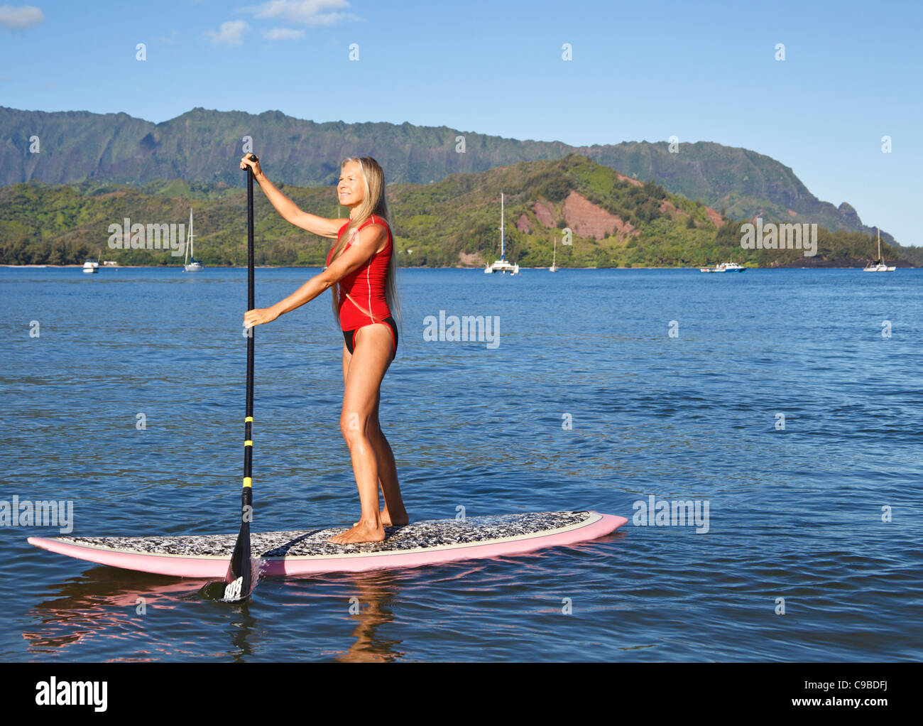 Stand-up Paddleboarder untersucht Hanalei Bay auf Kauai Stockfoto
